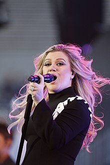 How tall is Kelly Clarkson?